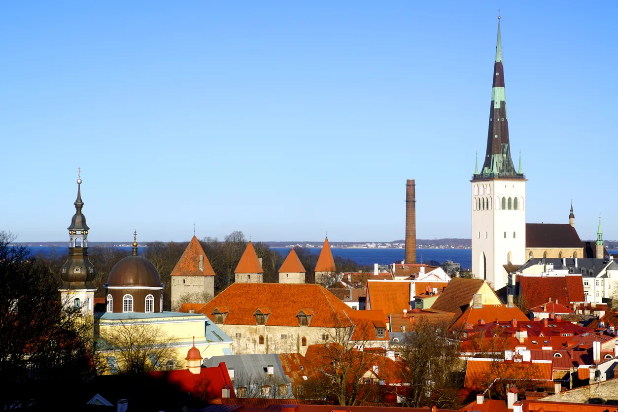  Le centre médiéval de Tallin, capitale de l'Estonie, avec la flèche de l'église St-Olaf © iStock / Iacob MADACI