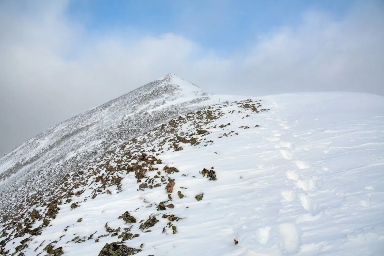Randonnée sur un sommet enneigé de Gaspésie © iStock / David Boutin Photography