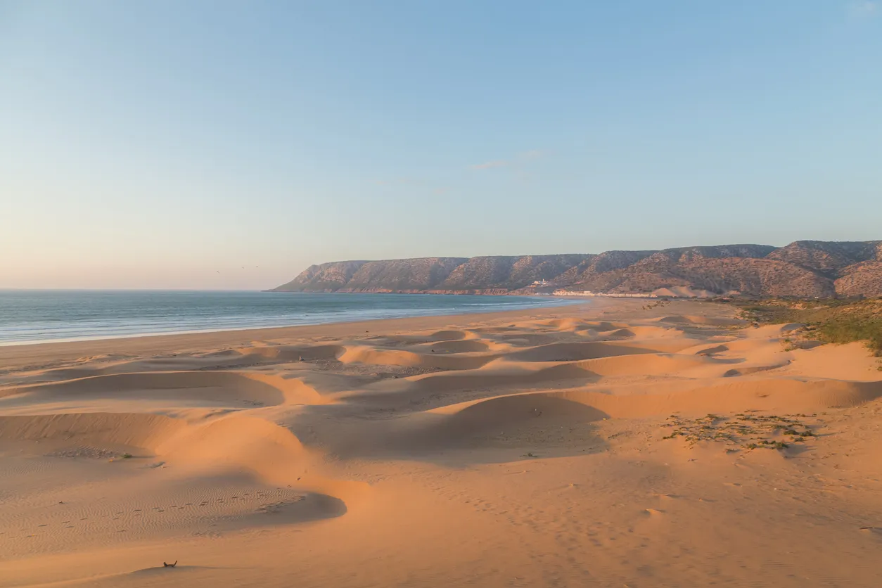 Dunes de sable sur la plage de Tafedna, au sud d'Essaouira, Maroc.© iStock / StephenBridger
