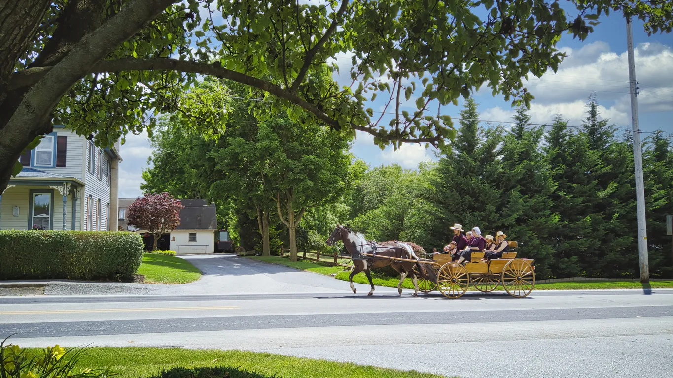 Une famille amish en déplacement à Gordonville, Pennsylvania- photo © iStock-Greg Kelton