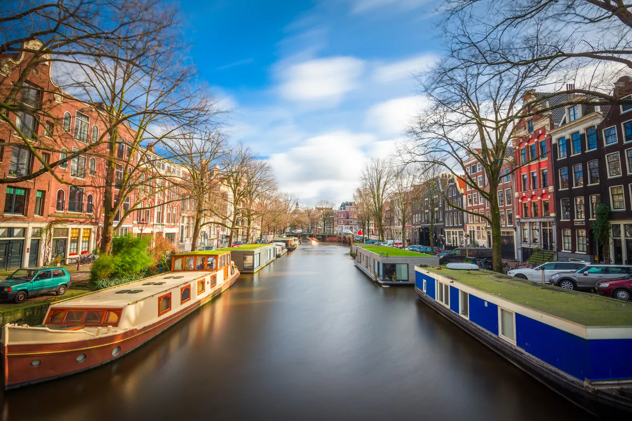Des maisons-bateaux sur un canal d'Amsterdam © iStock / Sean Pavone