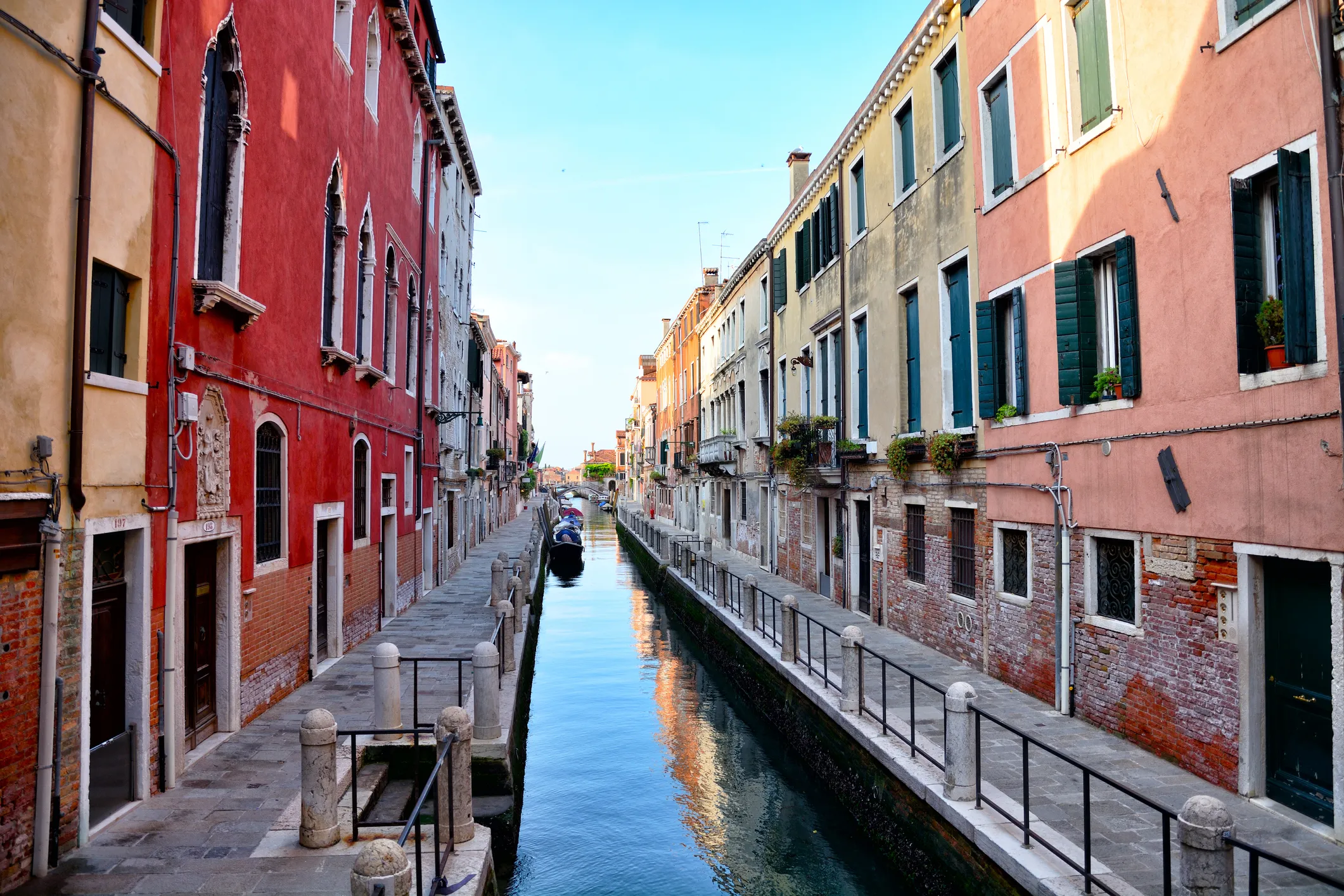 Appartements au bord d'un canal à Venise ©  iStock / alxpin