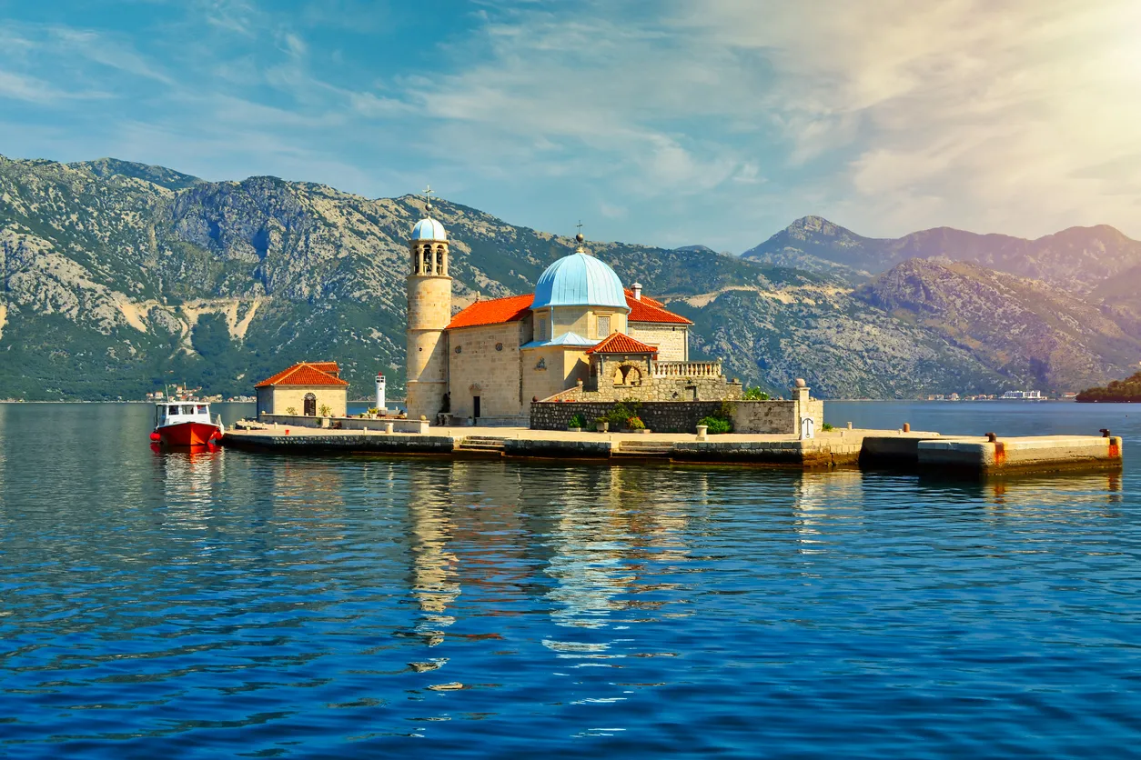 Au Monténégro, l’église Notre-Dame-du-Rocher, flottant face à Perast, dans les bouches de Koto.  © iStock /  Daniel Chetroni