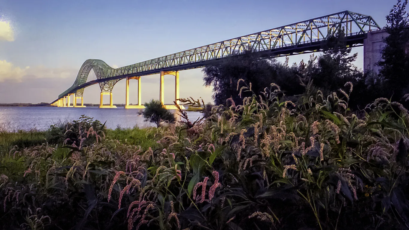 Le pont Laviolette relie Trois-Rivières à Bécancour de l'autre côté du fleuve Saint-Laurent  © iStock / kenmo