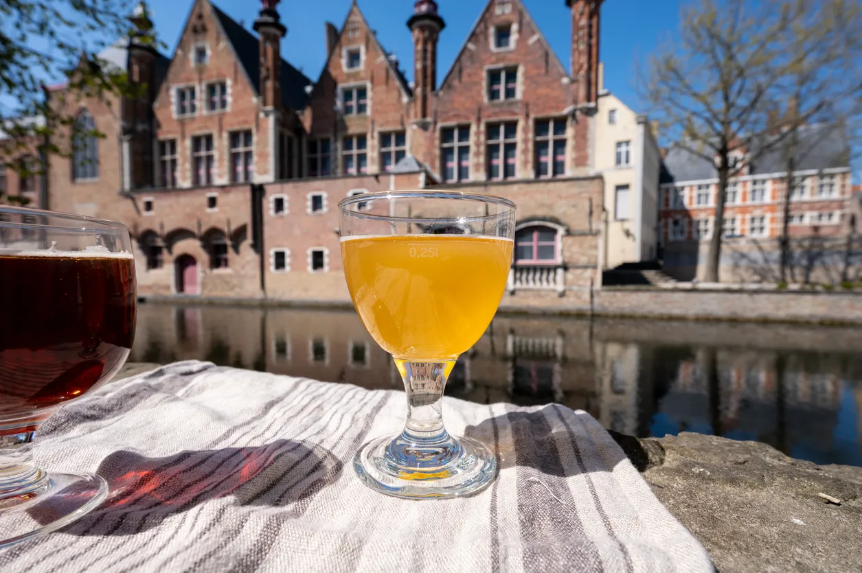 Dégustation de bières belges à Bruge ©  iStock / barmalini