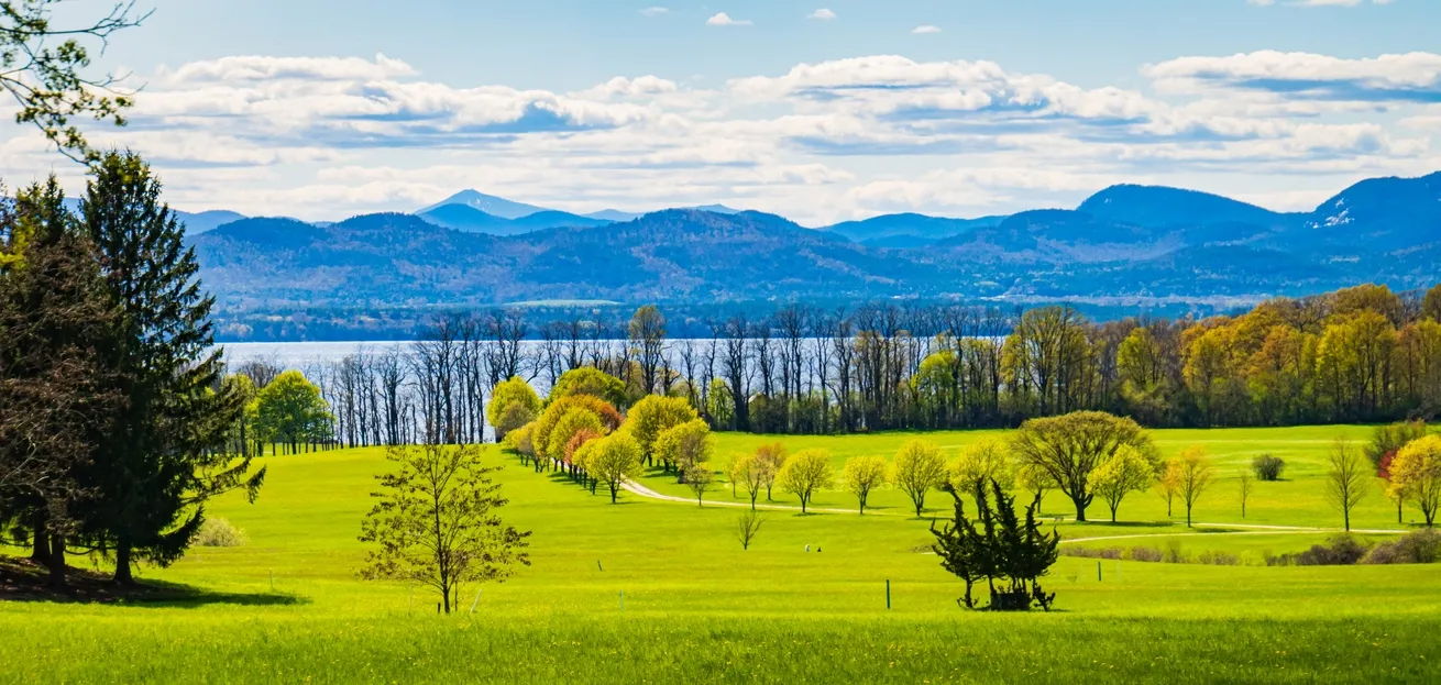 Vue sur le lac Champlain au Vermont avec les Adirondacks à l'arrière dans l'État de New York © iStock / vermontalm