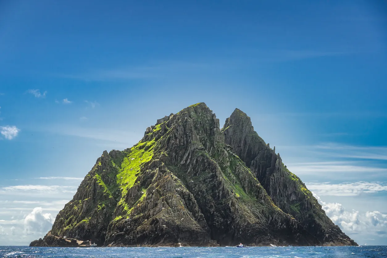 Pics jumeaux de l'île de Skellig Michael avec le monastère Saint-Fionans au sommet. Lieu de tournage de Star Wars, patrimoine mondial de l'UNESCO, Ring of Kerry, Irlande © iStock / Dawid Kalisinski
