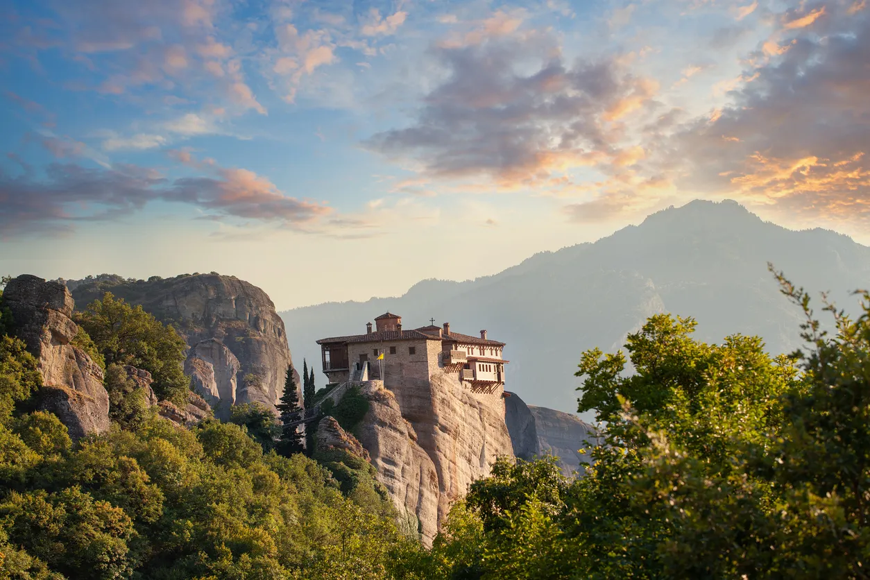 Monastère de Roussanou dans la région des Météores au nord de la Grèce © iStock / nemchinowa