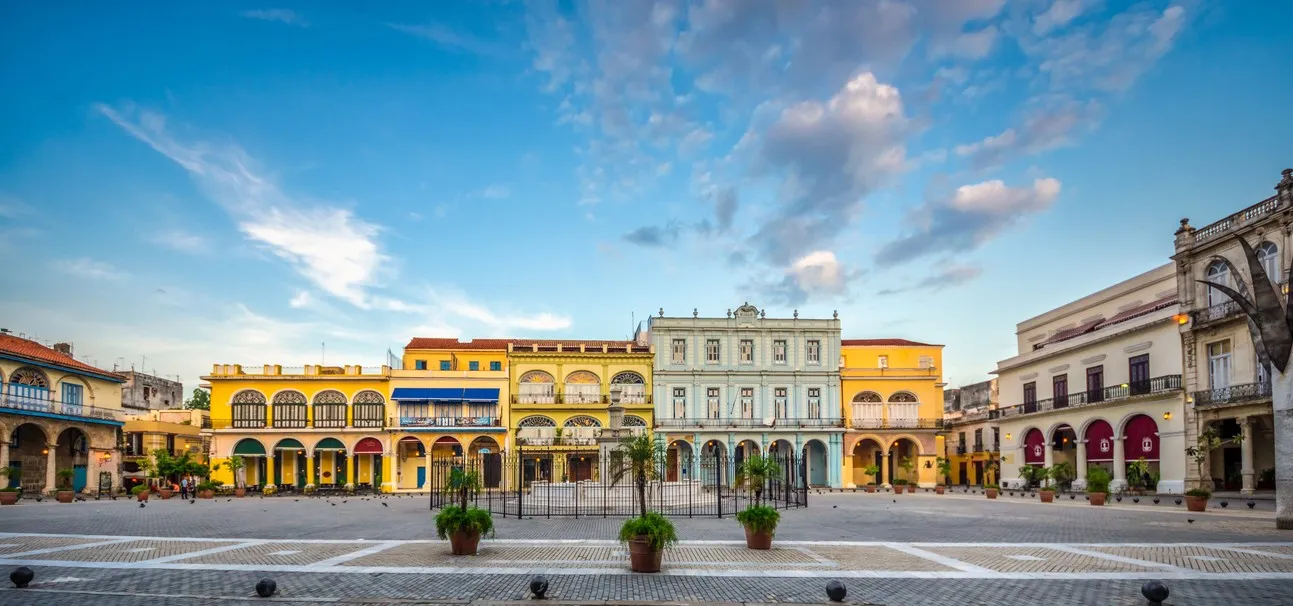 La Plaza Vieja à la Havane, Cuba. | © istock / Eloi_Omella