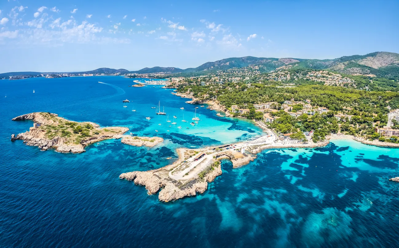 Vue aérienne de la côte et de la Cala Xinxell sur l'île de Majorque aux Baléares, Espagne © iStock / Balate Dorin