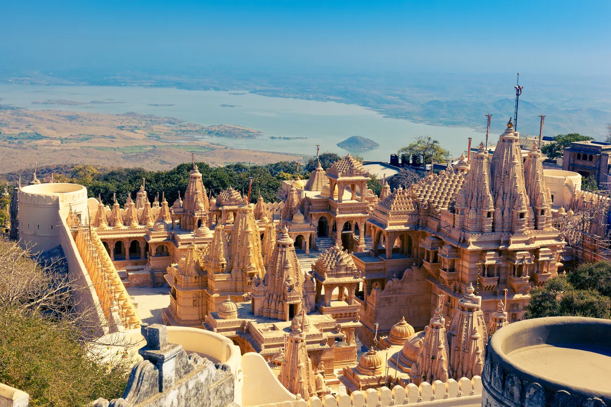 Les temples jaïns de Palitana sur les collines de Shatrunjaya, État du Gujarat, dans le nord-ouest de l'Inde. © iStock / 0shi
