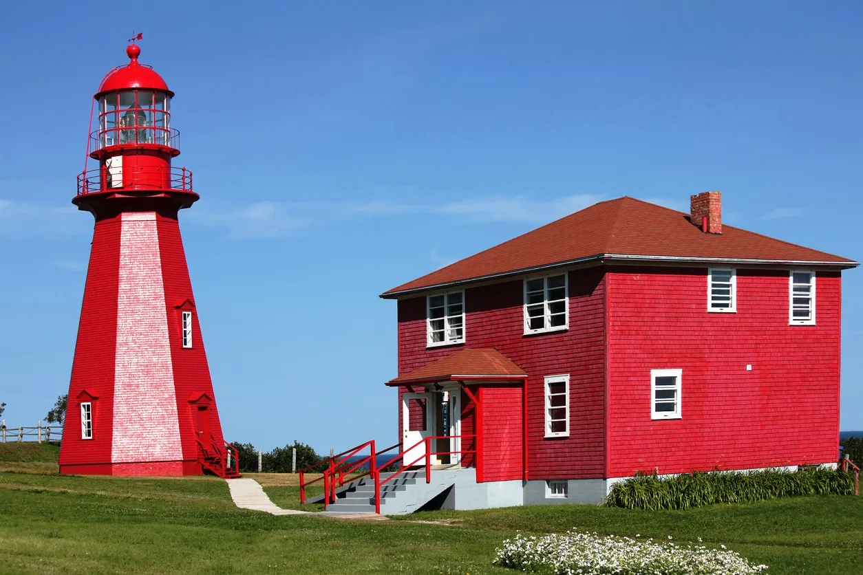Musée des phares de La Martre avec son phare octogonal et la maison du gardien © iStock / onepony