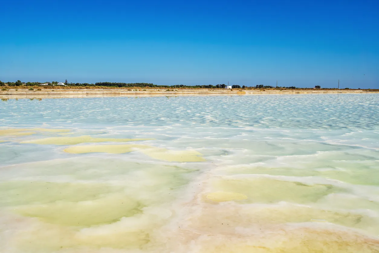 Bassins salants pour extraire le sel de l'océan dans les salines près de Faro, Algarve, Portugal © iStock /EunikaSopotnicka