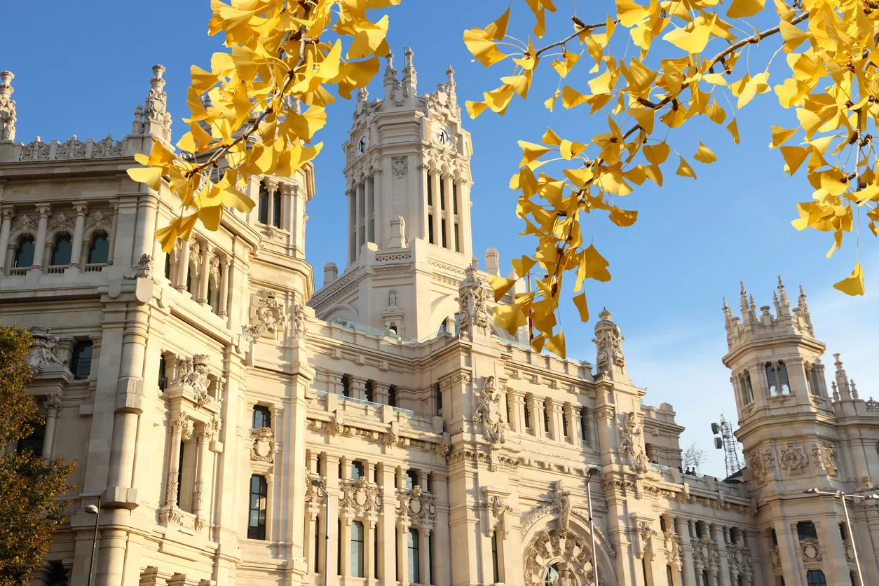 L'hôtel de ville sur la place de Cibeles à Madrid, en automne. © iStock / tupungato