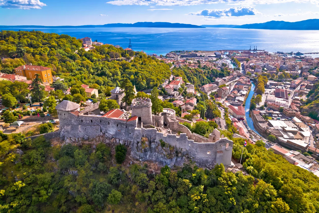 Vue aérienne sur le château de Trsat et la ville de Rijeka (Croatie) - photo © iStock-xbrchx