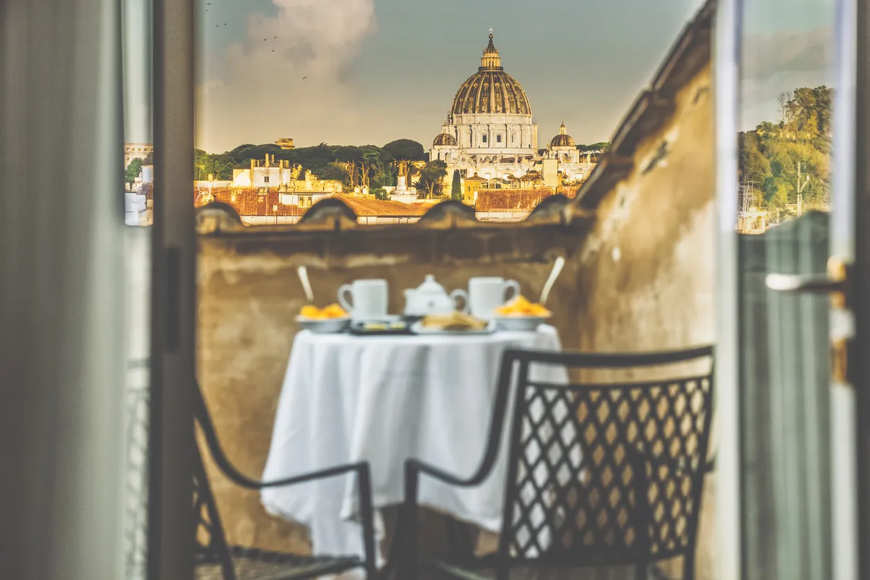 La table du petit déjeuner à Rome, dans son appartement à soi, pour une semaine ou pour un mois © iStock / Eva-Katalin