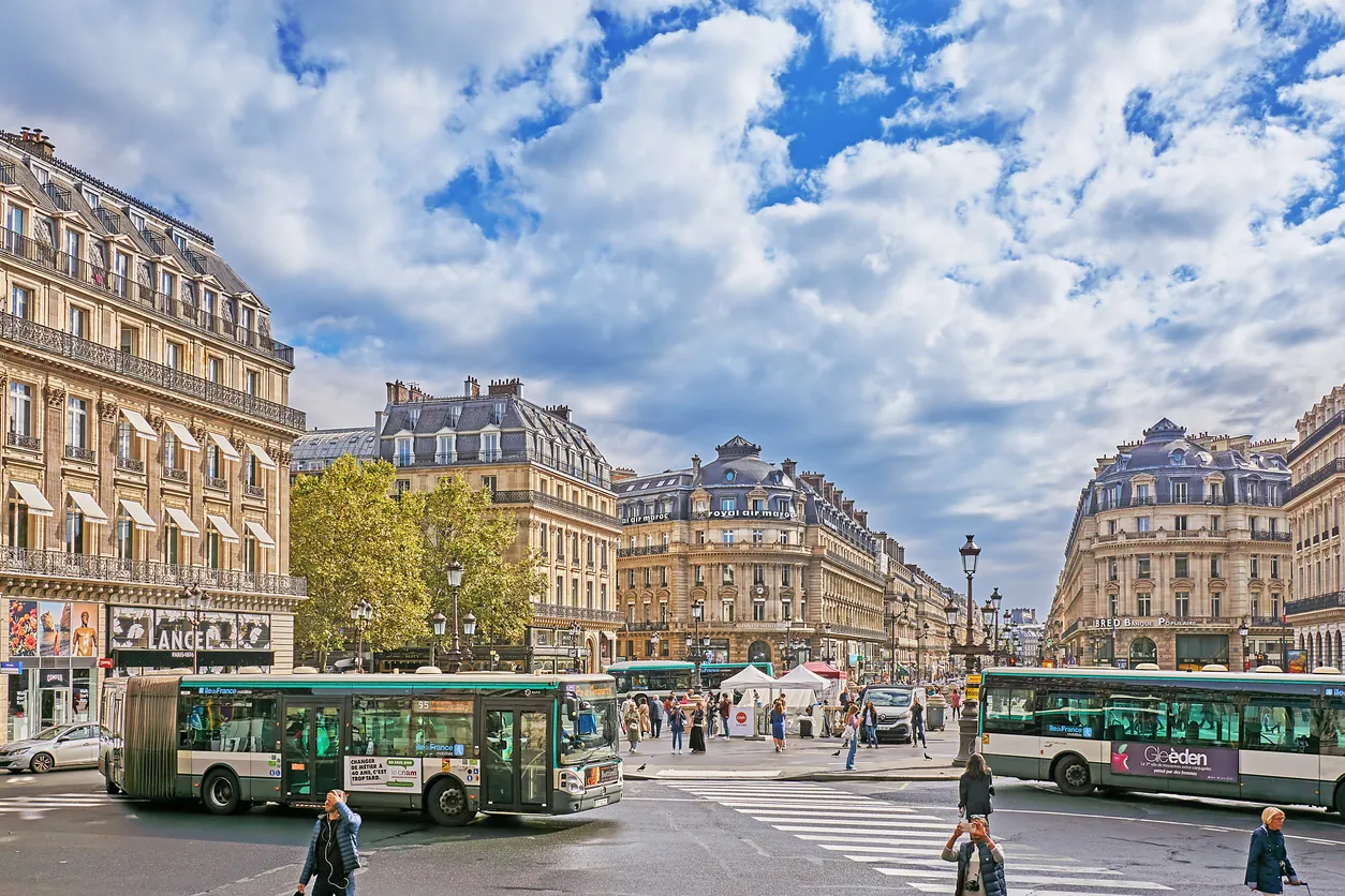 Bus parisiens sur la place de l'Opéra © iStock / Thomas Demarczyk