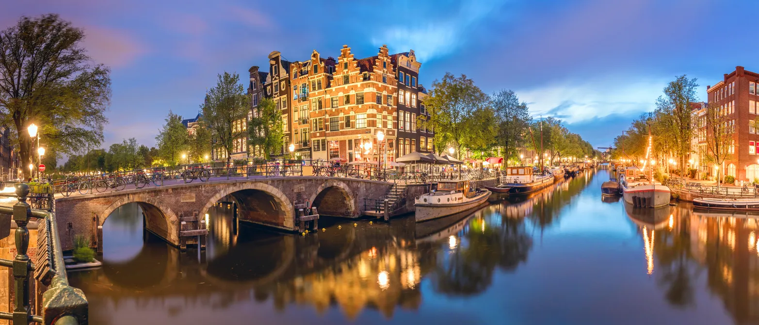 Au confluent de deux canaux à Amsterdam. © iStock / a_Taiga