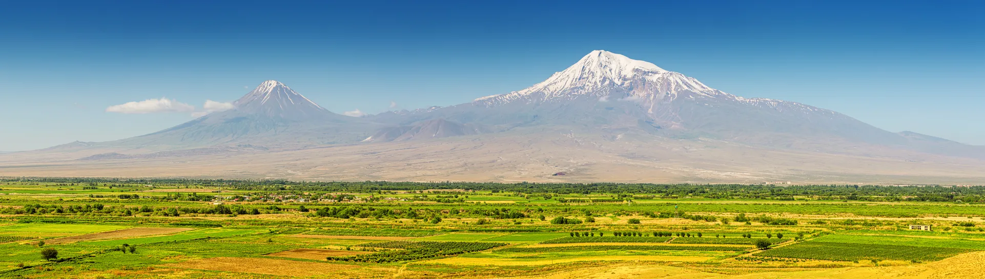 Les sommets du Petit Ararat et du Grand Ararat derrière une vallée agricole de l'Arménie © iStock / frantic00