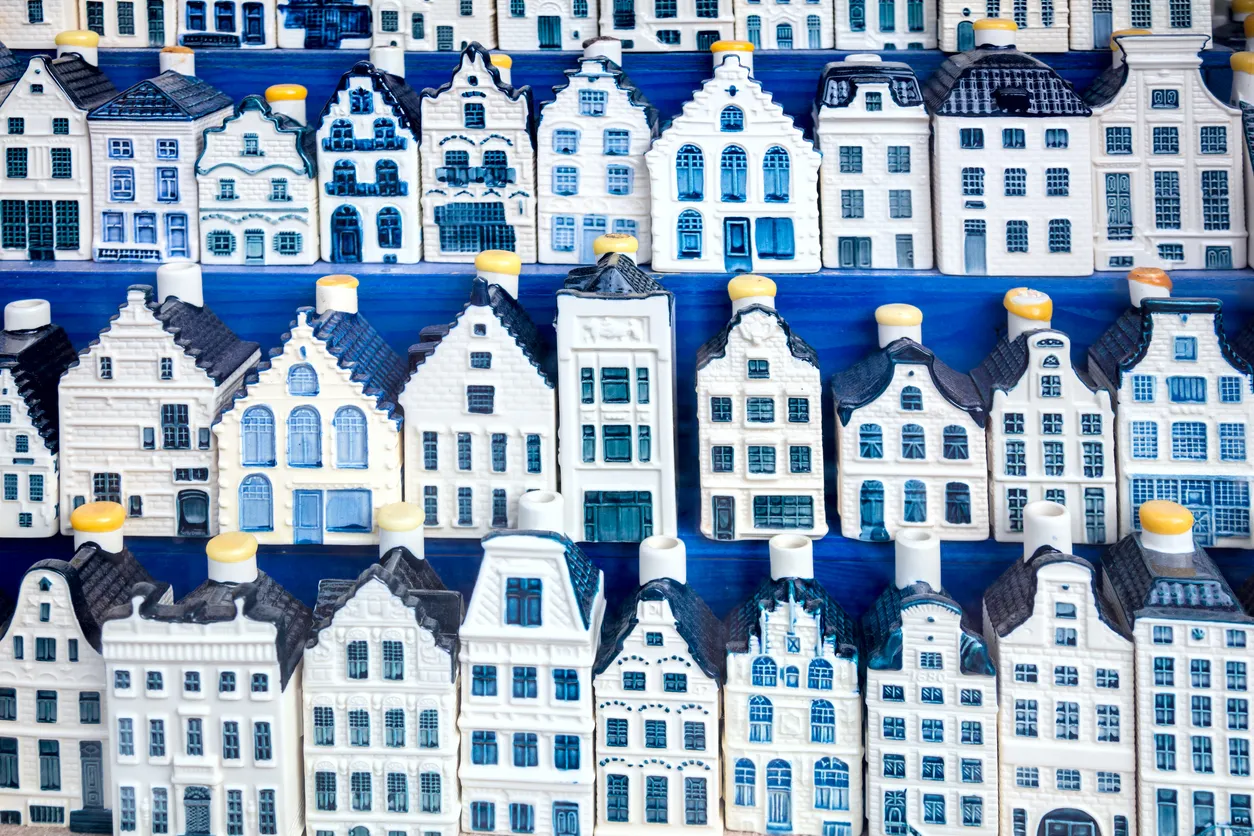 Décor de maisons traditionnelles des Pays-Bas en bleu de Delft  ©  iStock / a_Taiga