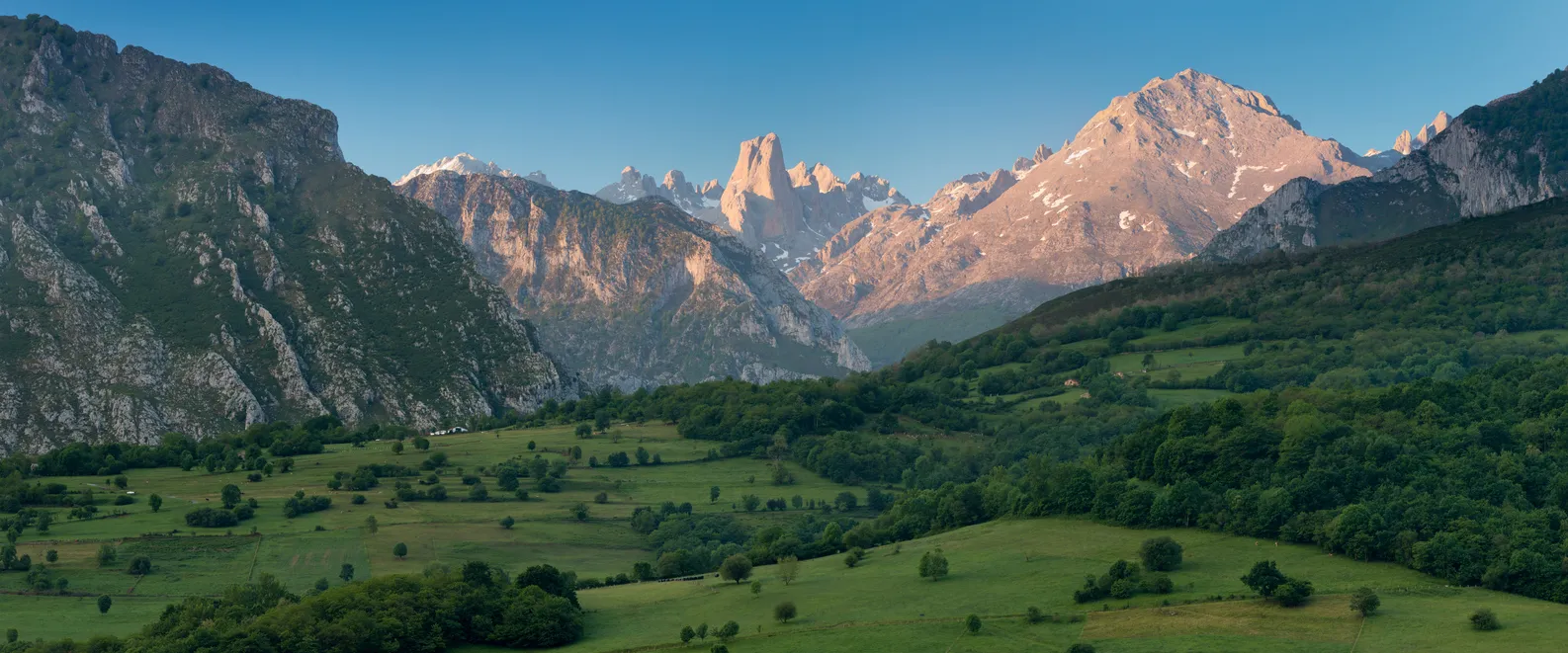 Les Picos de Europa, entre les provinces des Asturies, du León et de la Cantabrie en Espagne © iStock / Michal Balada