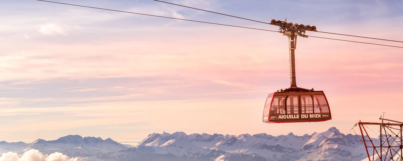 Le téléphérique de l’aiguille du Midi qu'on emprunte depuis Chamonix © iStock / Kisa_Markiza