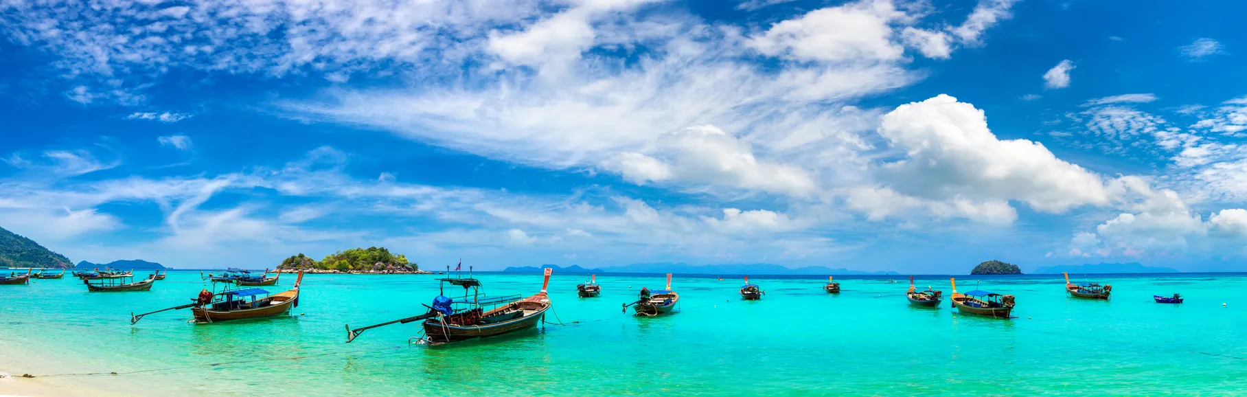 Une baie au sud de la Thaïlande avec les bateaux traditionnels à longue queue. ©  iStock / bloodua