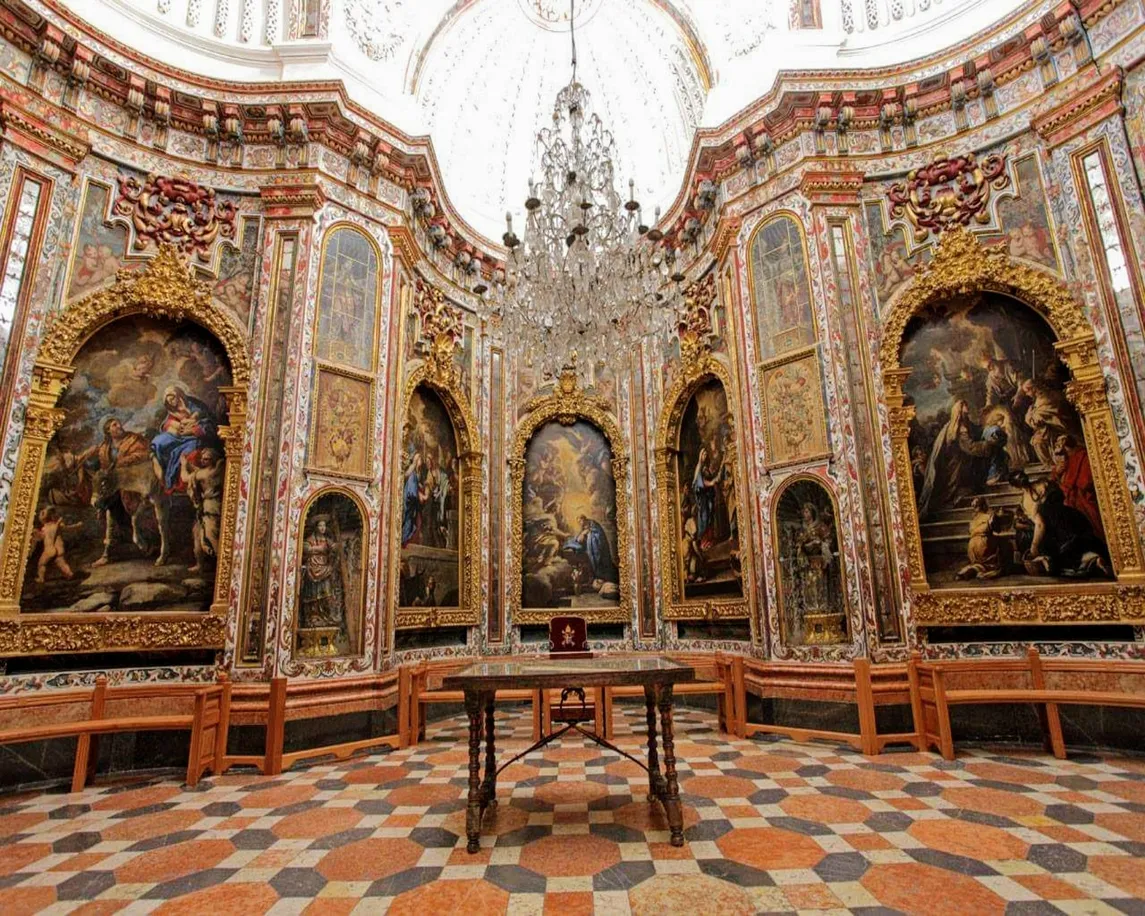 Le Camarín de la Virgen, un bâtiment octogonal de style baroque richement décoré, situé derrière le temple du monastère.  © iStock / Juan Carlos fotografia