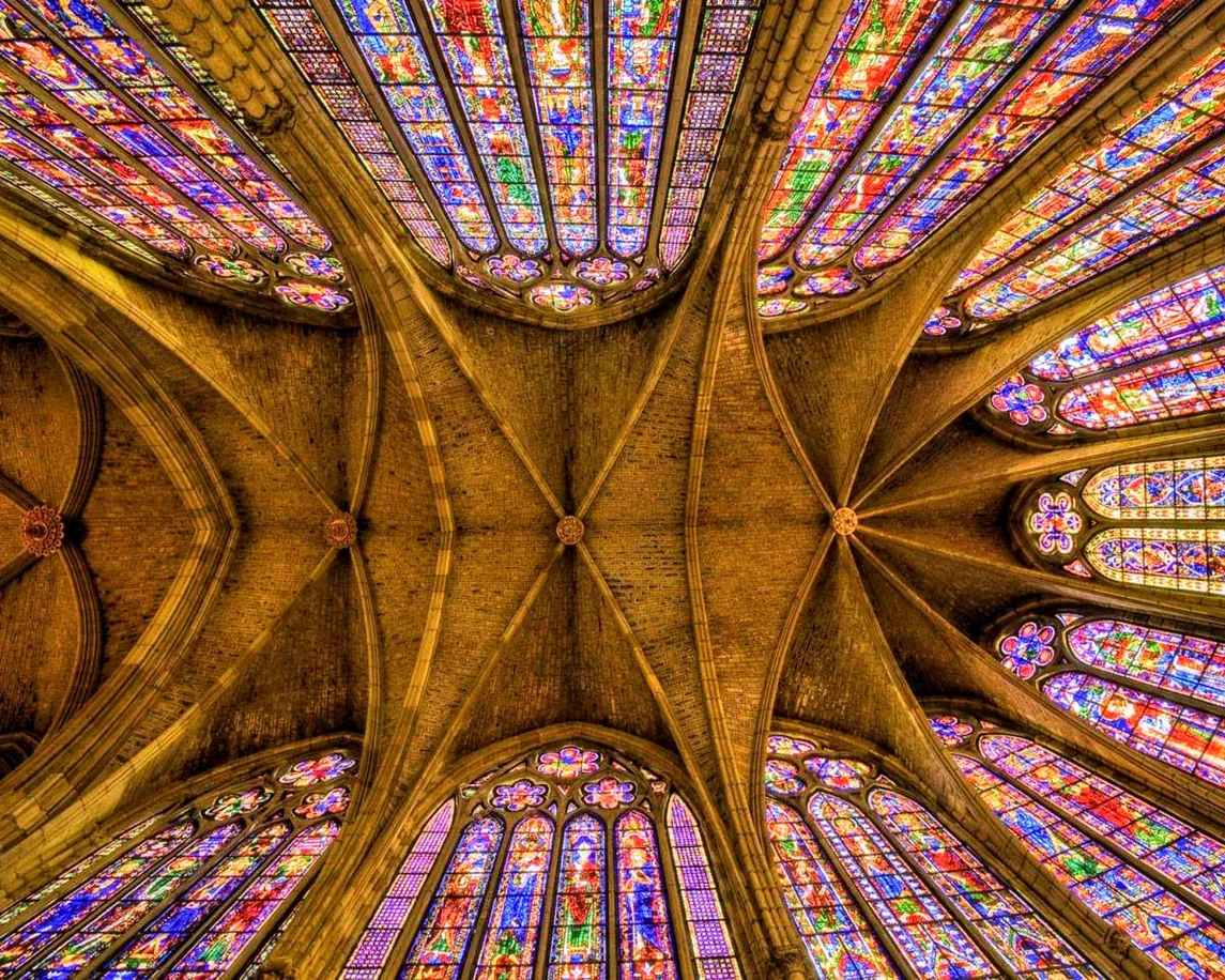 Les vitraux de la cathédrale de León , aussi connue sous le nom de  cathédrale de Santa María de Regla de León © iStock / Juan Carlos