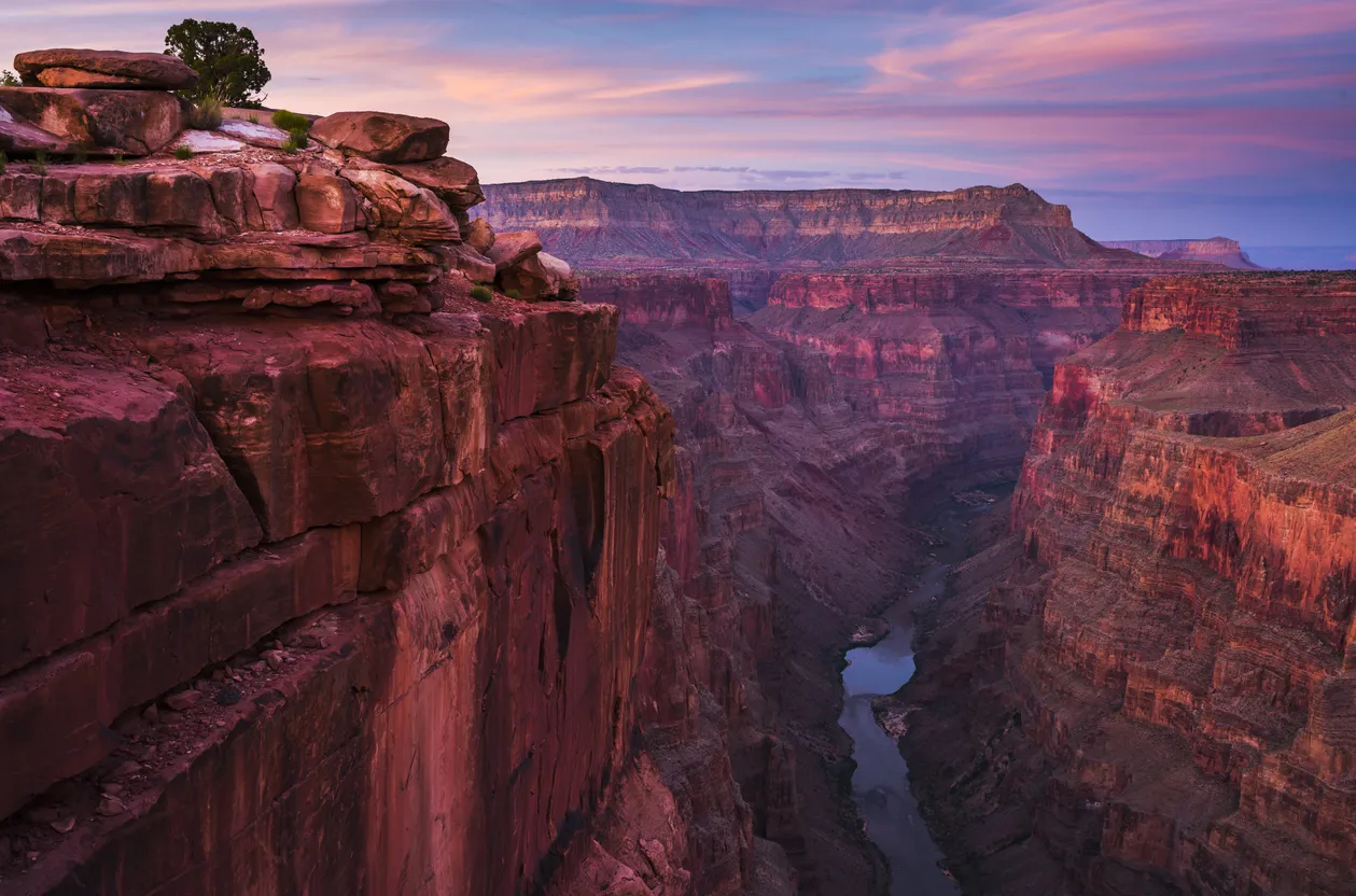 Vue depuis le Toroweap Overlook dans le parc national du Grand Canyon en Arizona, sur la rive nord du Grand Canyon. Le fleuve Colorado peut être vu verticalement en contrebas à 910 m. © iStock / Joecho-16