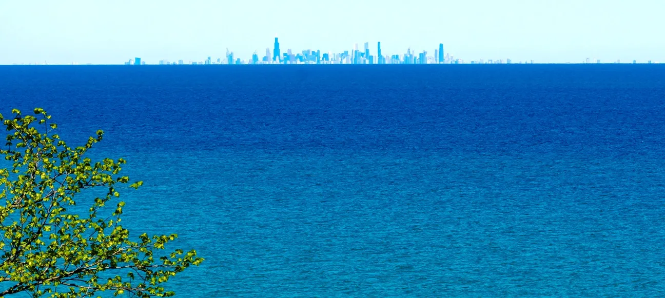 Vue sur le lac Michigan et Chicago au loin depuis l'Indiana Dunes State and National Park. © iStock / LarissaB