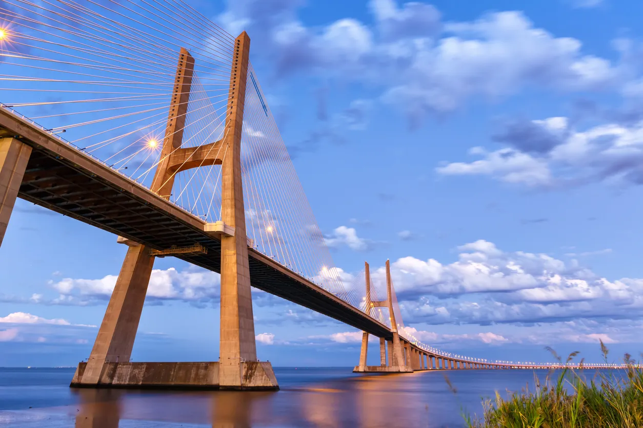 Le pont Vasco de Gama sur le Tage, à Lisbonne © iStock / Boarding1Now