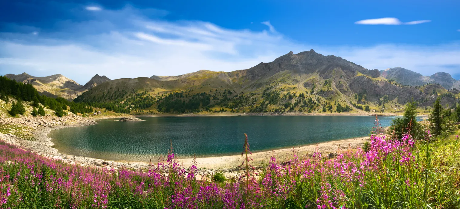 Le lac d'Allos, à 2230 mètres d'altitude dans le parc national du Mercantour, Alpes-de-Haute-Provence.  © iStock / Jean-Luc Farges