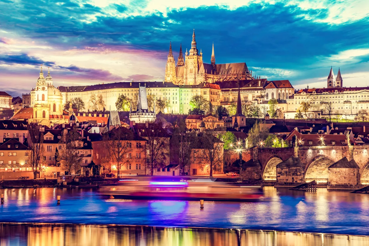 Hradčany, un quartier de Prague sur une colline, avec le château et la cathédrale.  © iStock / NiseriN