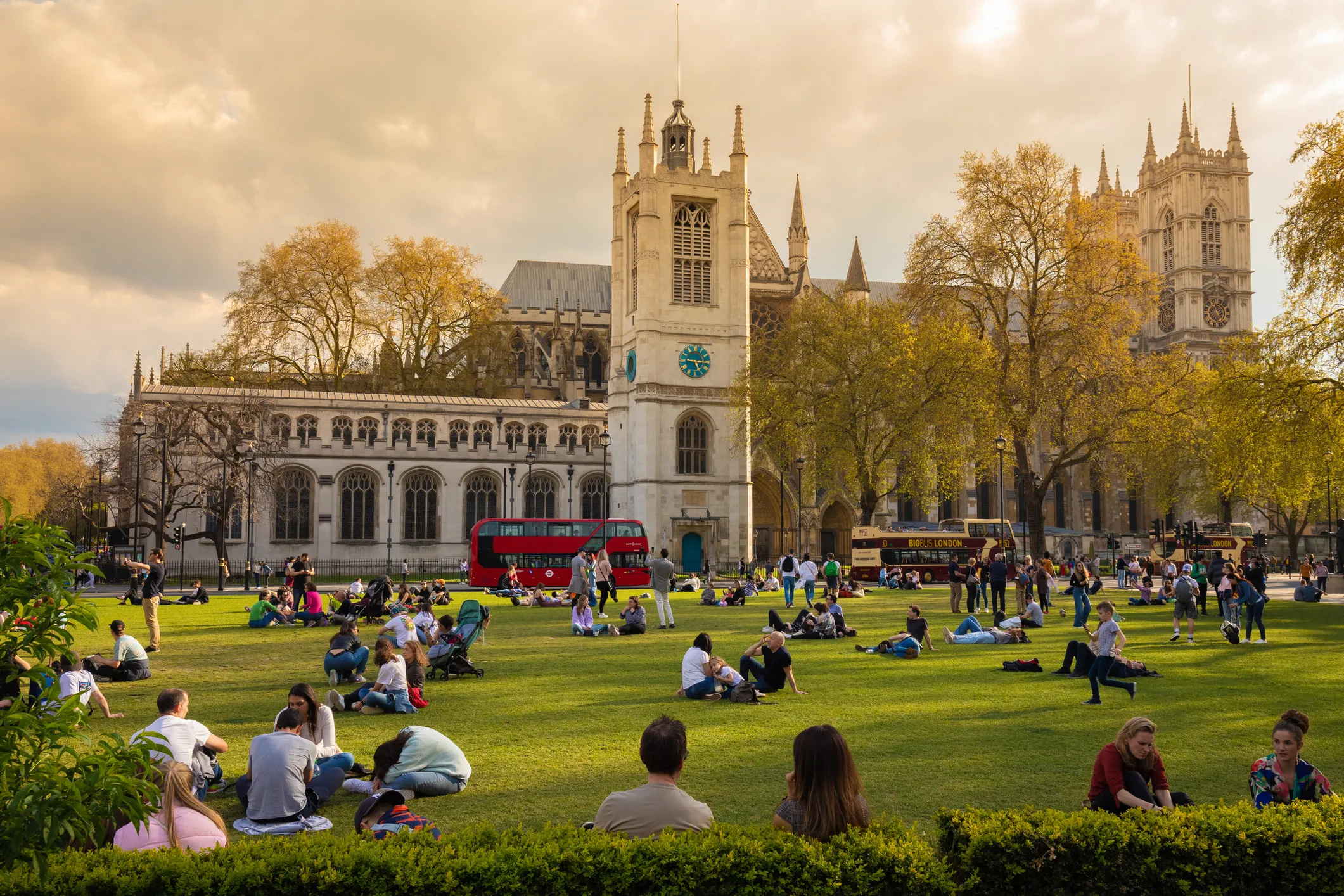 Londres, une ville à vivre: détente au Parliament Square Garden.  ©  iStock / Janis Abolins