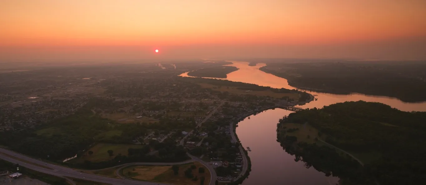 Vue de la rivière Gatineau qui coule vers la rivière des Outaouais © iStock / simonkr