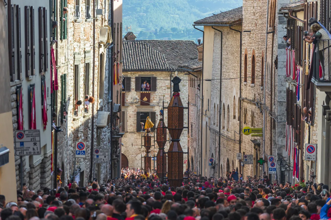 Corsa dei Ceri à Gubbio, dans le tronçon de la via Cairoli  Ⓒ  iStock / Alberto Gagliardi