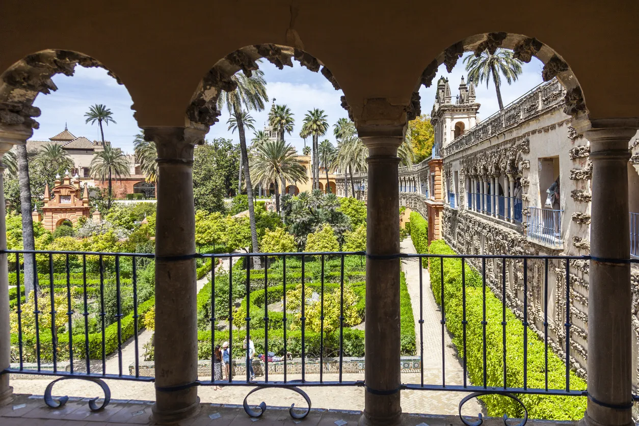 Un des jardins du Real Alcázar de Séville, Andalousie, Espagne © iStock / Liz Leyden