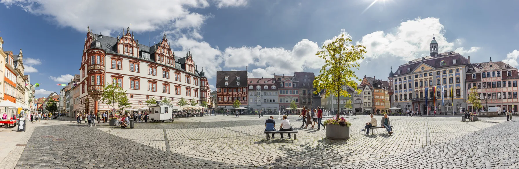 La place du marché (Marktplatz) de Cobourg avec le Stadthaus à trois gâble et l'hôtel de ville (Rathaus) de la fin du xvie siècle. © iStock / by-studio 