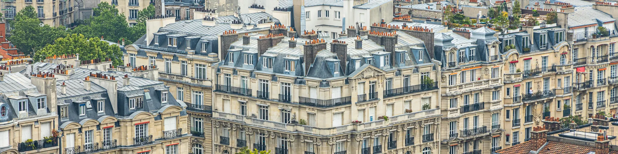 Immeubles résidentiels haussmanniens typiques de Paris © iStock/ Jean-Luc Ichard