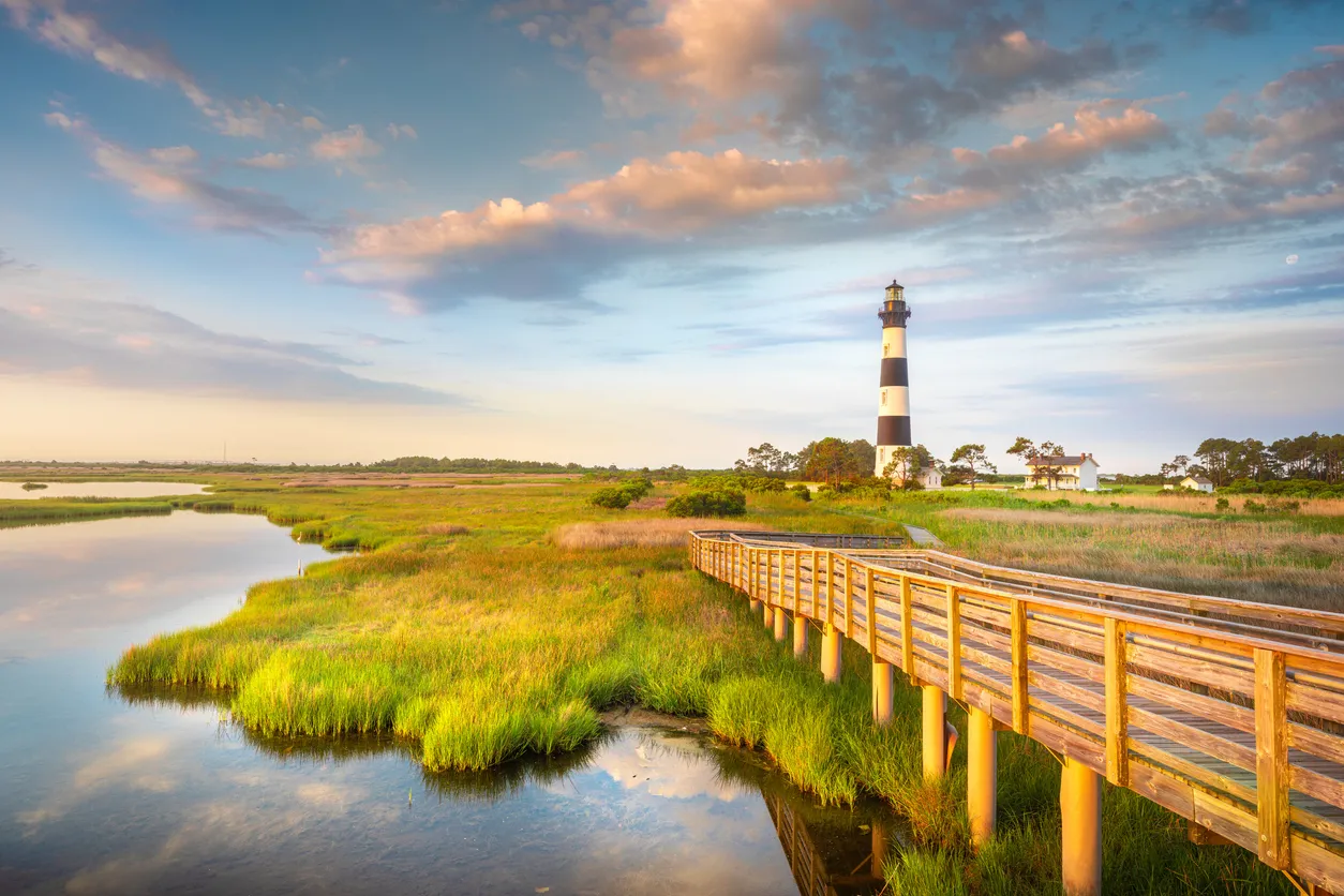 Le phare de Bodie Island au Cape Hatteras, sur les Outer Banks de Caroline du Nord, côte est américaine.  © iStock / tbopie