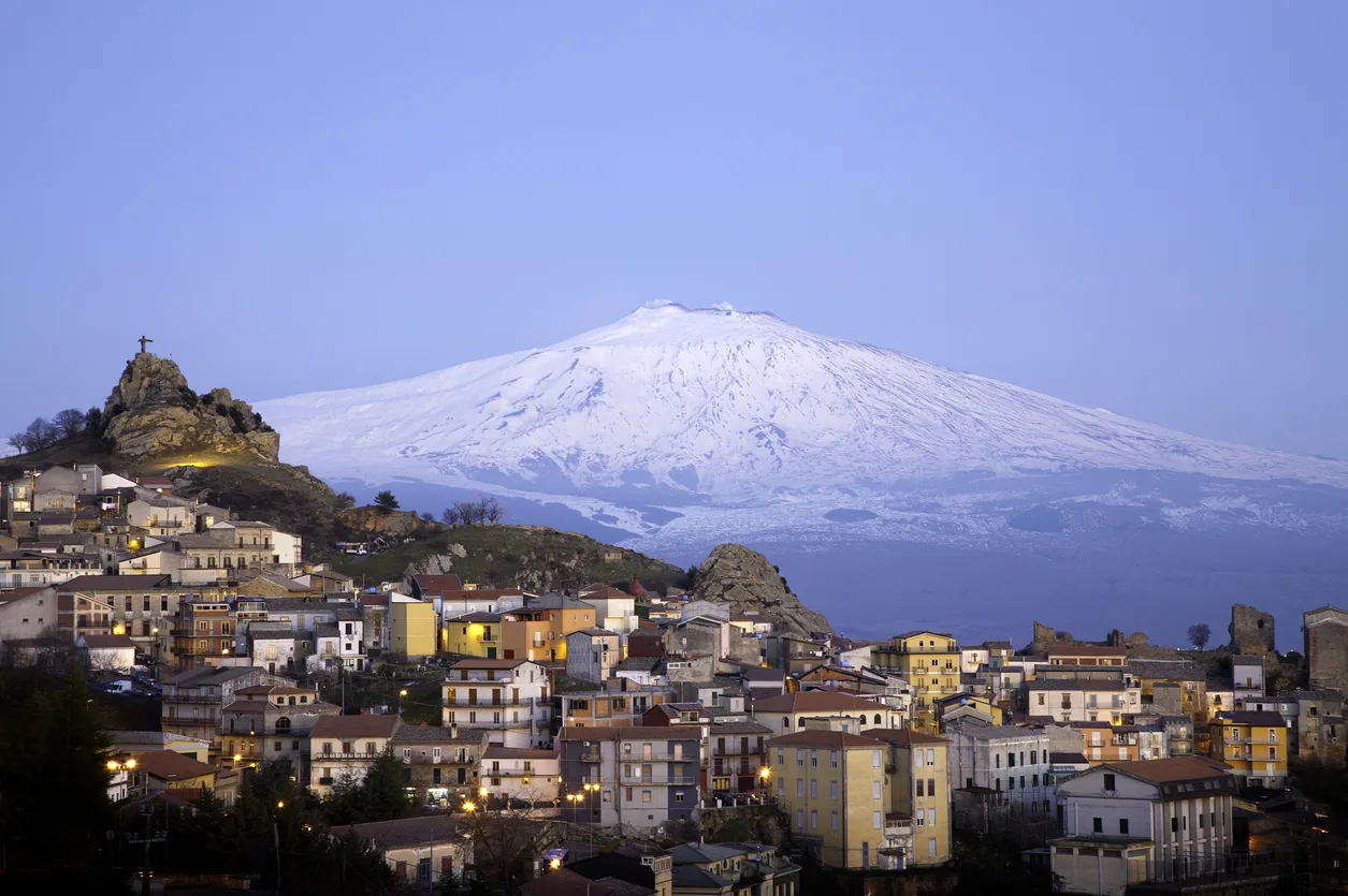 Vue panoramique sur le volcan Etna - photo © iStock-Blueplace