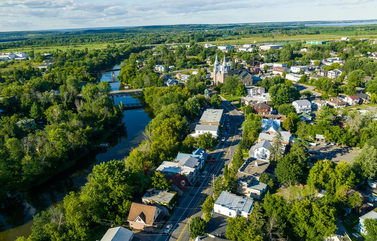 Rigaud, au bord de la rivière Rigaud, qui se jette dans la rivière des Outaouais. © iStock / redtea