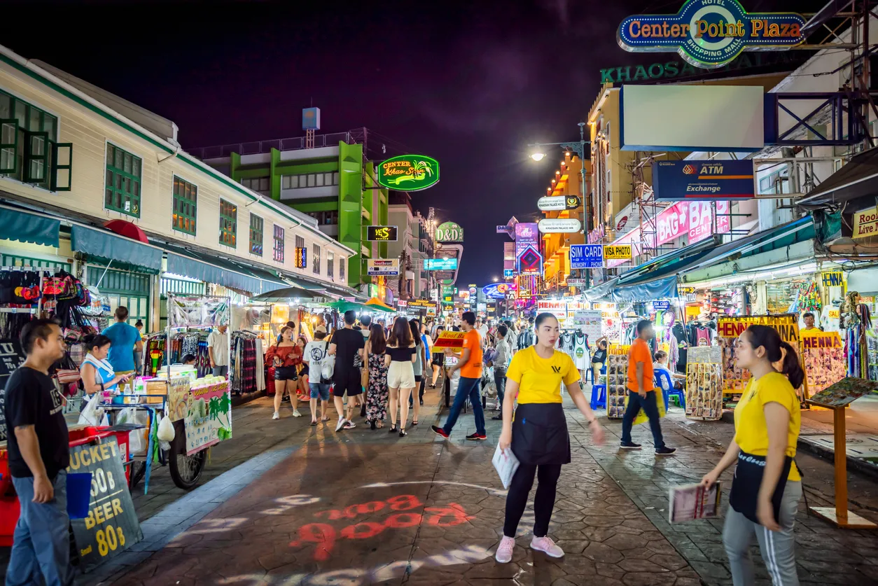 Khao San Road, Bangkok, et ses étals, la nuit. © iStock / 9782894641415