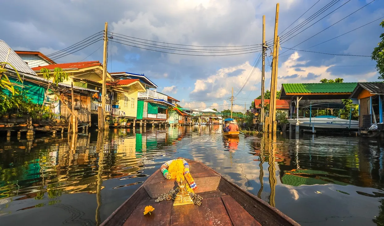 Un <em>khlong</em> (canal) du quartier de Thonburi à Bangkok © iStock / ntrirata