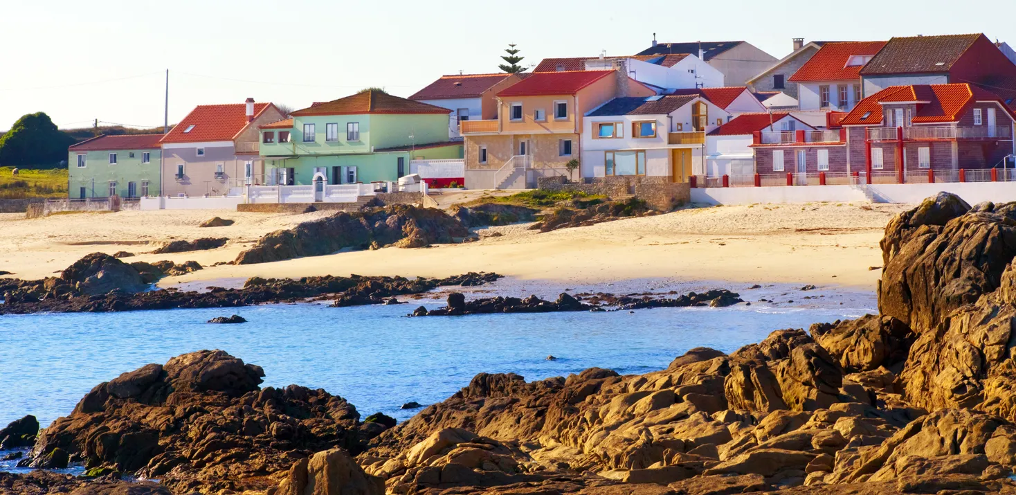 Plage et village de Corrubedo, province de La Corogne, dans les Rías Baixas en Galice, Espagne.  ©  iStock / Mercedes Rancaño Otero