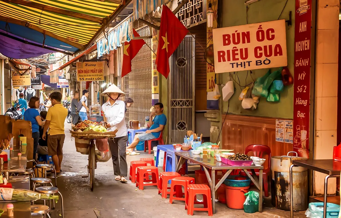 Une rue pittoresque de Hanoi, la capitale vietnamienne, avec ses affiches en  quôc-ngu, la transcription du vietnamien établie par Alexandre de Rhodes © iStock / danefromspain