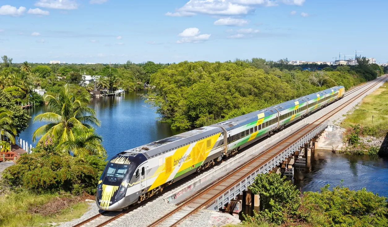 Le train interurbain Brightline à Deerfield Beach en Floride. © iStock / Boarding1Now