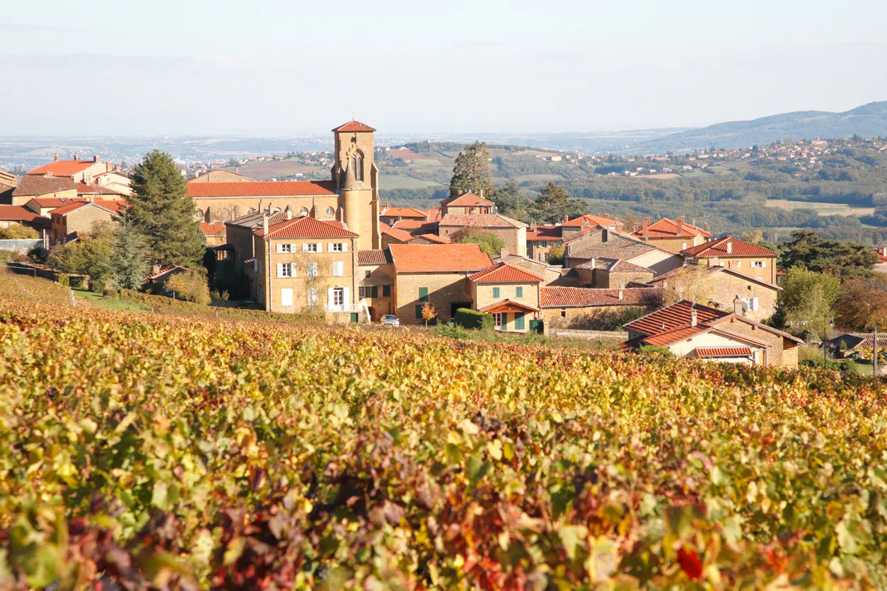 Le village de Theizé-en-Beaujolais © iStock / Volfoni
