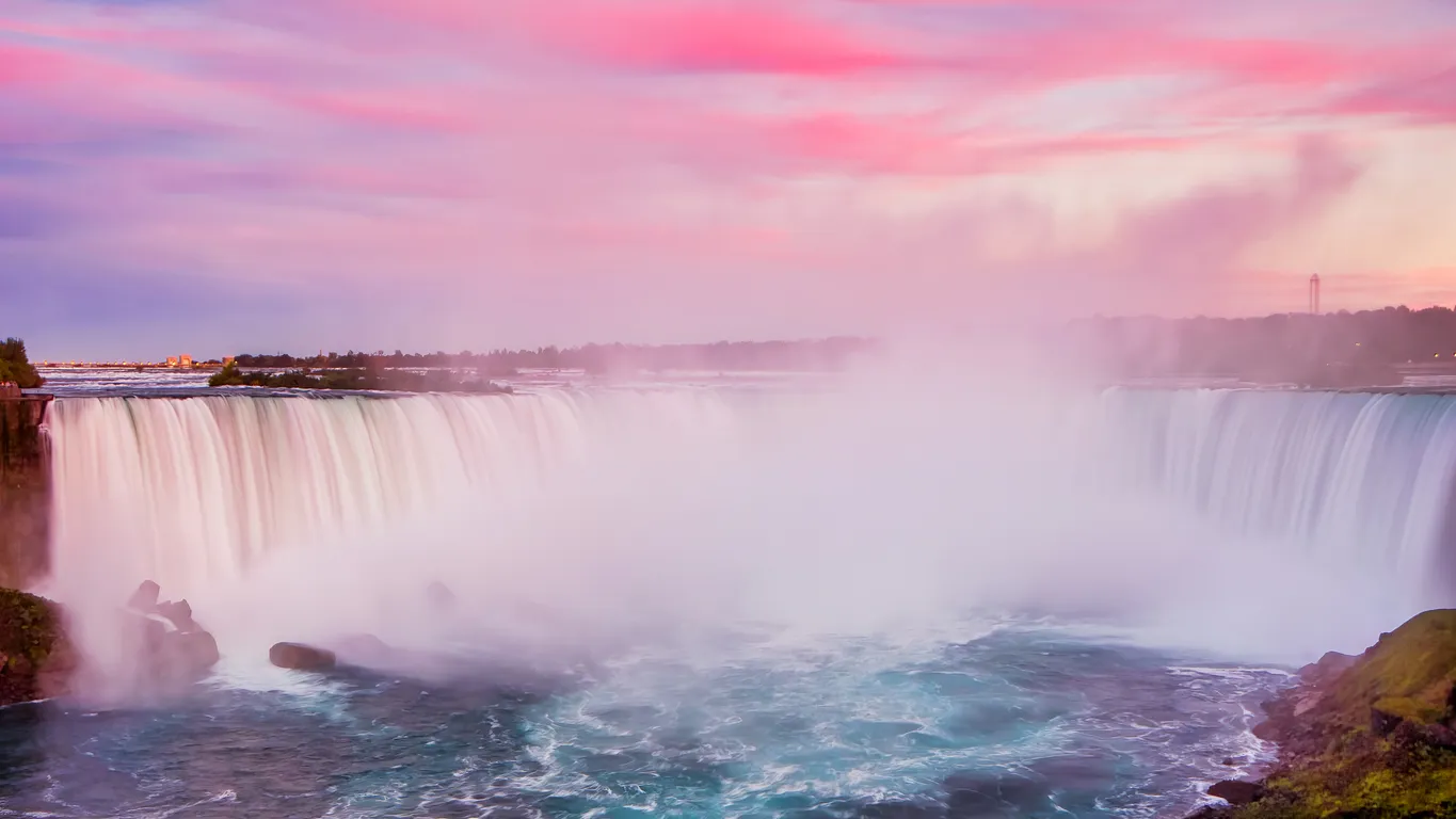 Nuages roses au-dessus des chutes du Niagara © iStock / Orchidpoet